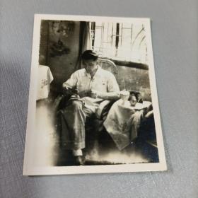 民国老照片 居家看书 1947年