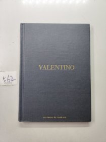 Valentino (The Universe of Fashion)