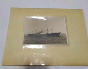 照片:大海中航行的轮船