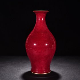 清雍正宝石红釉描金冰裂纹橄榄瓶
高39厘米      宽19厘米