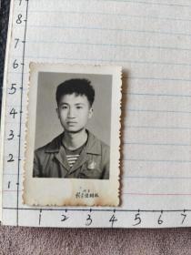 60-70年代帅哥佩戴毛主席像章照片