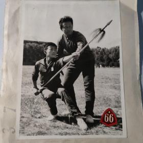 1975年山东武术队教练员赵瑞章（山东著名武术家），在辅导青海武术运动员练习。W030