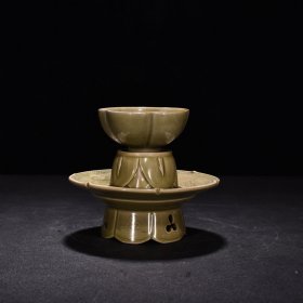 五代秘色越窑蕉叶纹盏托 总高12厘米 托高8厘米 宽14.5厘米 杯高3.8厘米 宽8.2厘米 900