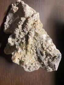 白色颗粒状结晶包裹的岩石