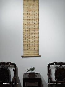 丁佛言（1878~1931）名世峄，字桐生、芙缘、佛言，号迈钝、还仓室主。山东龙口人。历任《神州日报》等报编辑、北京国民大学文字学教授。 丁佛言精研古董，尤工书法篆刻。著有《说文古籀补》、《解字备忘录》、《金石题跋》等著作。其书法篆、楷、隶和行草皆精，金文专攻三代钟鼎，尤致力于石鼓和甲骨文。 这幅条幅正是他的甲骨文力作。这是本人收藏三十年唯一一幅甲骨文作品。甚为珍贵。