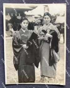 抗战时期 上海神社内两名身穿华丽和服的日侨妇人合影照一枚④（1933年，上海日本“居留民团”在靶子场南端建了一座“上海神社”，用于拜祭“天照皇大神”、“神武天皇”、“明治天皇”，1946年被拆除。）