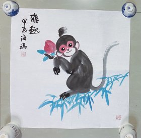 猴子献寿，美林猴，韩美林的弟子贾海瑞老师，准大红袍画家，荣宝斋签约画家。国家一级美术师。张大千笔意传承人，都是海瑞老师纯手绘亲笔所画，假一赔万，正面一幅画，背面一幅画，都是本人精心收藏的，实际画的比照片拍出来要漂亮的多，笔法苍劲有力，浓淡干湿焦，行云流水，有收藏证书的。50×50公分，三尺斗方的，家里客厅，卧室，玄关，书房都可悬挂。