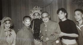 1984年京剧俞振飞大师与演员工作人员合影交谈大幅照片，后面有拍摄信息