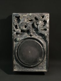 旧藏端砚 凤凰衔书，砚形端庄，大气厚重，石质细腻，纹饰精美，雕刻精湛，底部帶案几足，线条优美，铭文隽秀，刀工流畅，寓意吉祥，旺文昌旺文职，包浆浑厚，款：唐英。收藏赏用珍品。 尺寸：33/20.5/8.5cm。重9.3公斤。