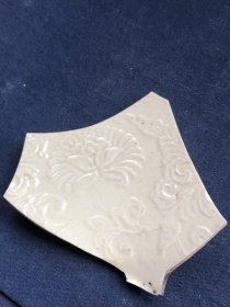 宋代定窑印花花卉纹瓷片图案清晰，6.7、5.7、0.3厘米