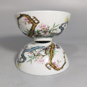 清雍正款 粉彩梅竹争春茶圆