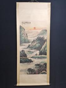 纯手绘 山水  作品 
一物一图，实物拍摄 
作者:关山月
材质:宣纸
装裱尺寸:193×78cm
画心尺寸:130×64cm 
备注:因灯光原因颜色有偏差