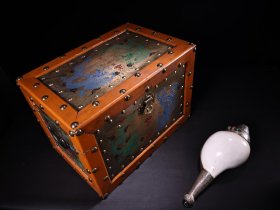 珍品旧藏西藏收包银镶嵌宝石天然右旋法螺 海螺法器 工艺精湛 器型精美 配老铜箱子