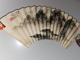 张大千弟子、著名画家 王华乙丑年1985年扇面作品《黄山始信峰》 一幅（钤印：王华等）