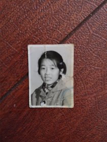 60~90年代老照片，吉林江北一女子从婴儿至中年系列之二(儿童)，70年代小学标准照一张，