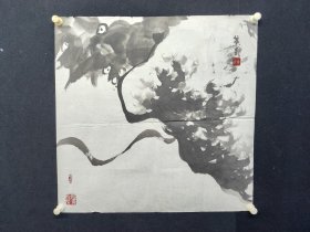 黄岩68*68厘米，1966年生于中国吉林，1987年毕业于中国长春师范学院，现居北京。作品被世界各地很多重要的美术馆收藏。例如：中国国家大剧院（中国）、中国美术馆（中国）、广东美术馆、大英博物馆、法国蓬皮杜艺术中心、维多利亚.阿尔博特博物馆、美国哈佛大学美术馆、纽约摄影艺术中心、美国大都会博物馆及世界各地很多重要的美术馆