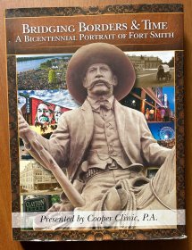 BRIDGING BORDERS & TIME: A BICENTENNIAL PORTRAIT OF FORT SMITH（大16开硬精装有护封，2017，一厚册266页铜版纸精印）