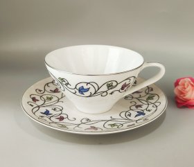 Noritake（则武）诺丽塔克精美咖啡杯碟套装，蓝色粉色蝴蝶藤蔓图案，白色陶瓷材质，杯碟品相完好。杯身优雅，碟子边缘精致，适合下午茶使用。杯碟都是正品，保存很好，没有磕碰。杯口径10厘米，高5.5厘米。碟直径15厘米，高2厘米。有两套。单套35不包邮，两套68包邮。