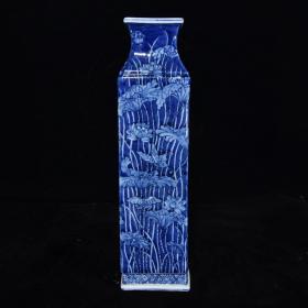 清乾隆青花荷花纹方瓶，32×8.5厘米