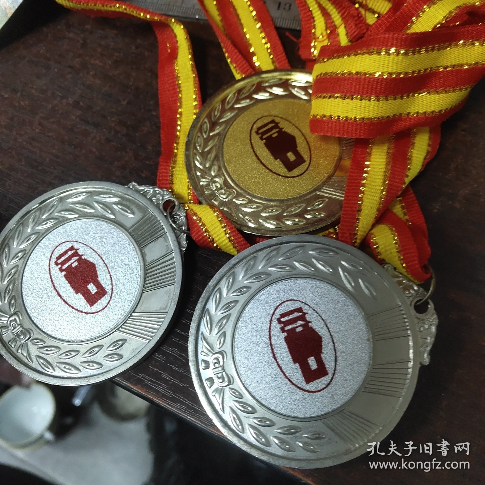 武汉市第十一中学田径运动会冠军、亚军奖牌三枚