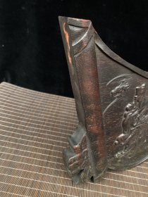 整板雕刻挂匾，雕刻福禄寿三星，画卷造型，别致大方，雕工细腻，温馨大气，尺寸70*28*2.5，