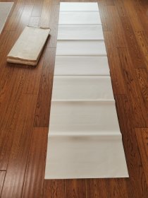 日本80年代手漉宣纸飞龙笺，八尺屏225×53厘米，手工抄纸，质地绵软，适中偏薄。半生熟偏生，约四分熟，蘸水写介于生宣和半生熟之间。封皮老化明显，宣纸干净无斑，整包50张，750元一包。