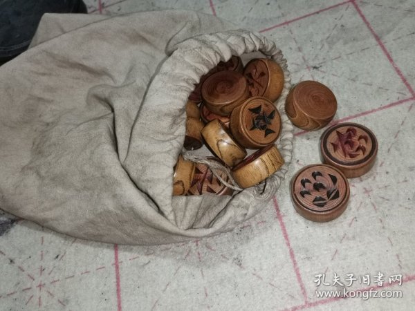 罕见漂亮的清代手工雕刻老象棋袖珍小象棋，精致典雅全套完好