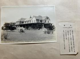 【铁牍精舍】【民国老照片】【照片1-2】30年代前后大连、滦河、居庸关、蒙古银盐照9张附说明1800到付，零售另议，尺寸略有差别，约15.7x11.2cm。分别为大连埠头事务所、大连星浦公园别墅、卖饼者、大连埠头大厅、大连电器游园、滦河帆船、滦河纤夫船运、居庸关过街塔、蒙古牧羊