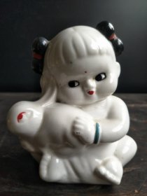 70年代瓷女孩抱玉兔存钱罐一个，造型独特，做工精致，包浆厚重，尺寸成色如图所示，包老保真