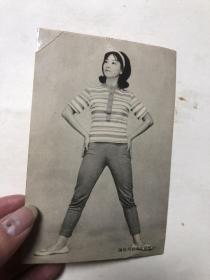 约六七十年代电影明星黑白照片卡片 小姐与太太日刊敬赠  著名演员萧芳芳小姐（尺寸；15.2*10.1cm）