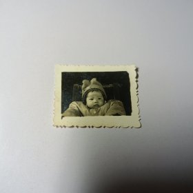 老照片–可爱小孩坐在婴儿椅里留影（戴针织帽）
