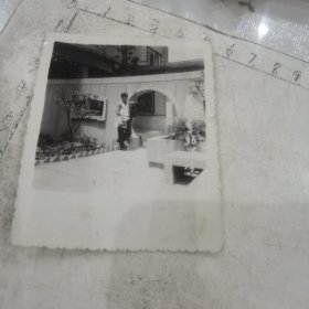 老照片：青年长沙车站留念