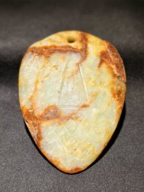 高古河磨红沁玉面，手感厚重，玉质细腻。