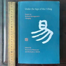 UNDER THE SIGN OF THE I CHING essays on charges change the book philosophy英文原版 易经