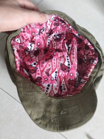 老式军绿色帽子，国军帽，内衬后改，外观干净整洁~ 帽子是纯棉材质的，戴着舒服透气。里面是红底白花的印花布料，很有年代感。帽檐挺括，做工精细，适合日常佩戴。