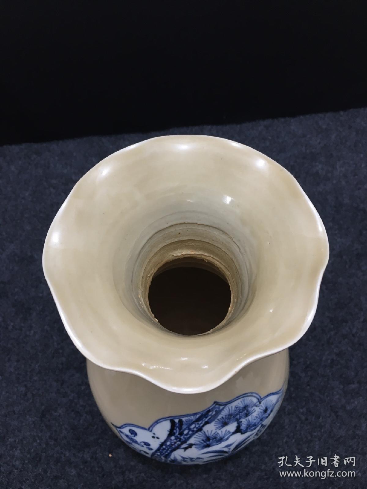 青花双耳花口瓶，花开富贵