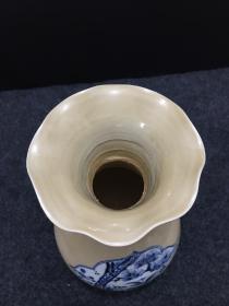 青花双耳花口瓶，花开富贵