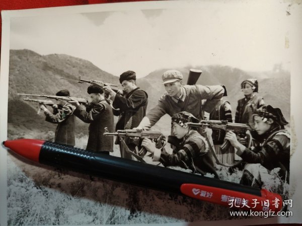 1975年照片，四川成都某部队在拉练途中帮助彝族民兵进行军事训练
