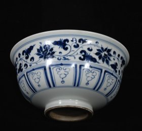 青花缠枝凤纹碗，高8.3×17.5厘米