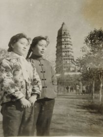 建国早期苏州风景老照片长辫子美女在虎丘塔前