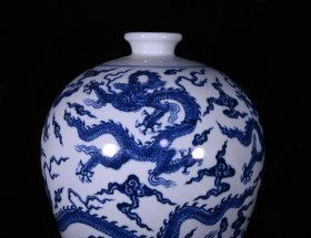 清青花龙纹梅瓶，高35×23厘米