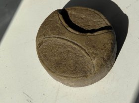 石镇石。古代用来镇纸，镇席，压绷，可做文房案头雅器。 高10直径20厘米重13.9市斤