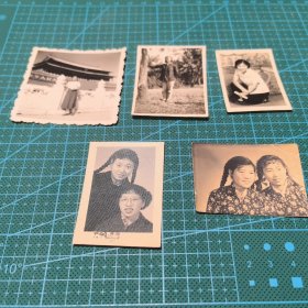 1960年代前后，美女在北京天安门前留影，艺术照，姊妹两人合影，一对麻花辫，花棉袄。6张合售