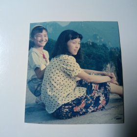 老照片-90年代初母女二人在张家界景区留影（在山崖顶上）
