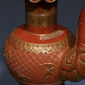 清乾隆漆红雕刻鎏金贲巴壶，高27.5cm直径17.5cm