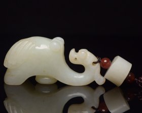 和田玉龙勾 规格: 9.3×3.3×2.6厘米，重 98克。 玉质温润细腻，沁色自然，刀功老道，皮壳包浆一流，雕刻生动，线条流畅，品相完美！