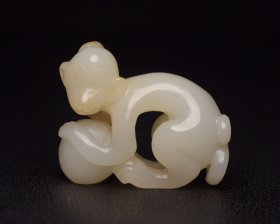 和田玉灵猴献寿 规格:4.7×3.8×1.8厘米 重 43克。 玉质细腻温润，造型精致大方，雕工精湛，包浆古朴自然，有着重要的历史文化内涵，极具收藏。