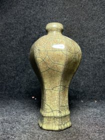 宋代哥窑瓷器刻字花瓶 尺寸：直径11厘米，高23.5厘米。
