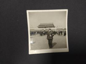 老照片：一位穿军装的红卫兵手拿《毛主席语录》在天安门前留影