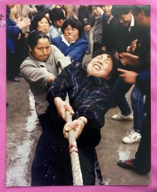 1994年温岭市《三八》节妇女拨河比赛场面 作品获浙江省第十一届运动会优秀体育摄影比赛金牌奖（大尺寸25.2 X20 cm)